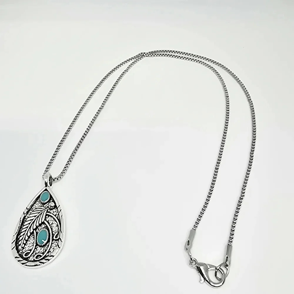NWOT Exquisite Faux Turquoise Feather Pendant Necklace - Picture 2 of 2